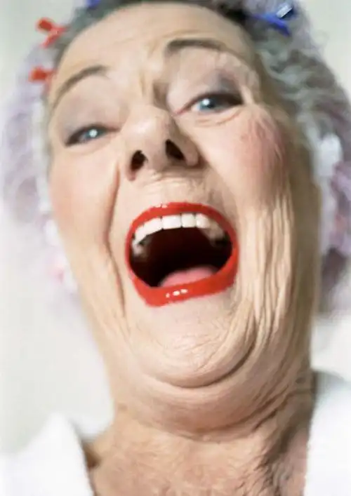 西方人,脸,头,脸颊,一个人,站,笑,大笑,竖图,室内,特写,白天,白色背景