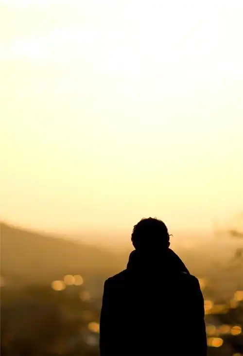 伤感男人失落的背影图片