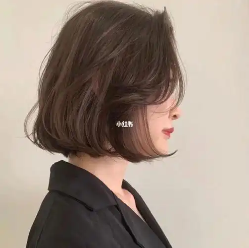齐肩短发烫发很难不爱