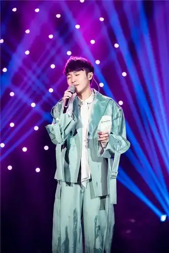 吴青峰《歌手》深情诠释《窗外的天气》 全新编曲带来不同音乐感受