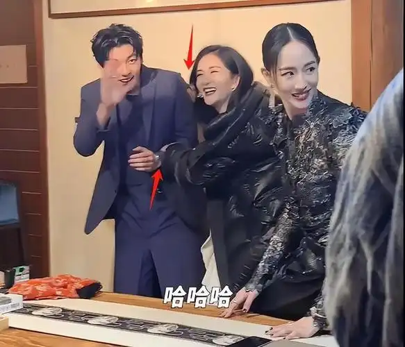 谢娜又失态了多次上手摸男明星举止夸张直接把同场女星晾一边