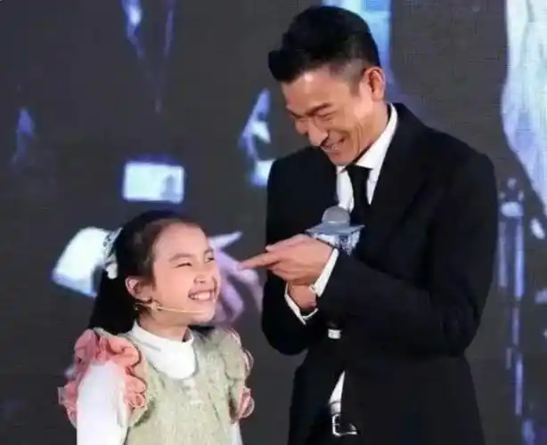 刘德华闺女高调登场,绝美颜值成焦点,她能否超越老辈?