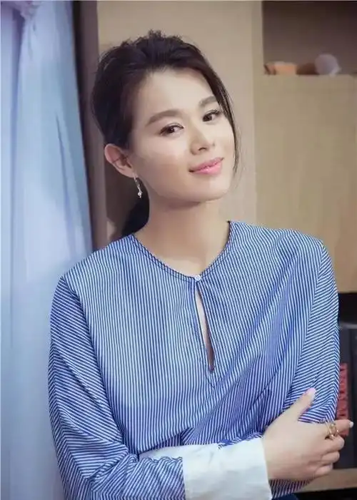 回顾演员胡杏儿嫁大3岁富豪婚后连生三胎如今一家其乐融融