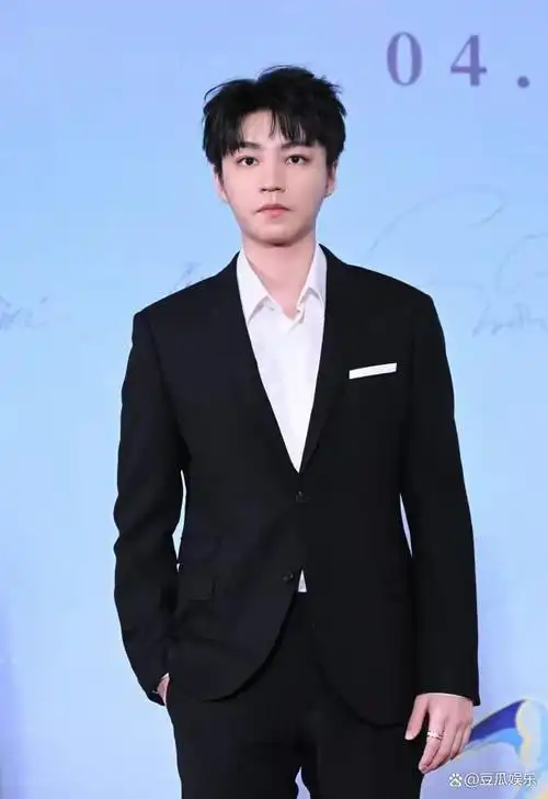 看到"真实镜头"下王俊凯生图照片后,网友直言:太丑了!