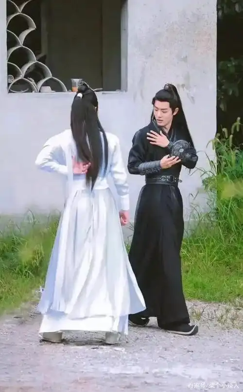 《陈情令》幕后花絮甜蜜来袭,肖战王一博着古装嬉戏打闹太可爱!