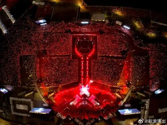 网友:知道华晨宇演唱会的灯光牛,但是不知道这么牛!