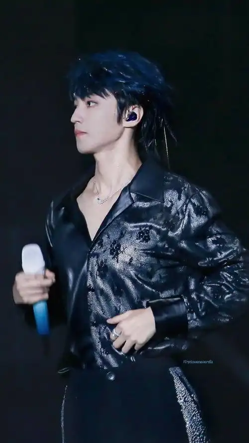 内娱明星神仙发色#必须有王俊凯神仙蓝发妥妥的蓝发王子照进现实!