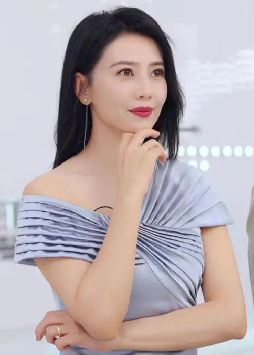 高圆圆的身材是很苗条的,她搭配的这款裙子上有很漂亮的褶皱,凸显出