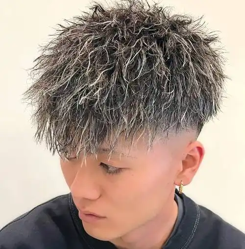 年轻男生的最爱发型,周边铲短头顶小波纹烫发,想不帅都难