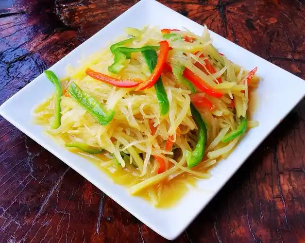 青椒土豆丝,脆脆的口感,给自己点个