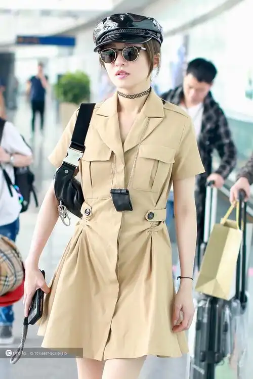 街拍张韶涵卡其色工装连衣裙黑色短靴腋下包漆皮贝雷帽帅气摩登