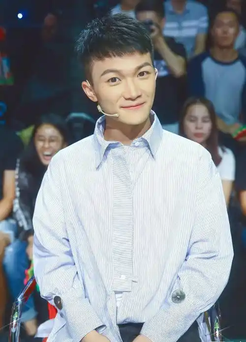 父母一气之下断了周深的经济来源,于是他开始一边打工一边上学