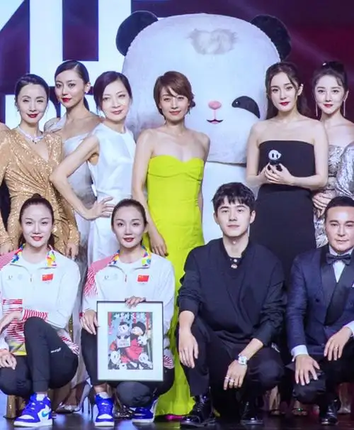 30多位明星大合影杨幂马伊琍咖位高细节能看出艺人交际能力