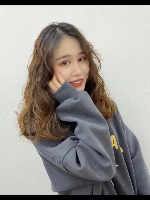 法式烫发 2021最火的发型烫发,这种卷凌乱蓬松自然柔美,非常适合发量