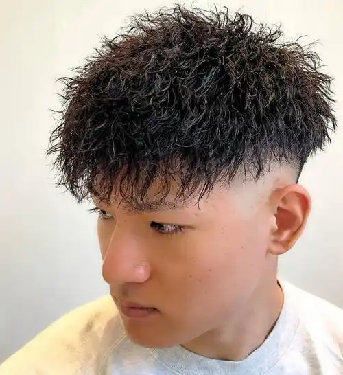 年轻男生的最爱发型,周边铲短头顶小波纹烫发,想不帅都难