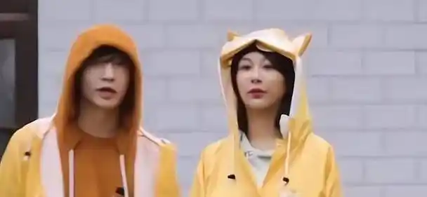 原创原创向往5张艺兴开拖拉机带杨紫兜风两人的交流很甜蜜