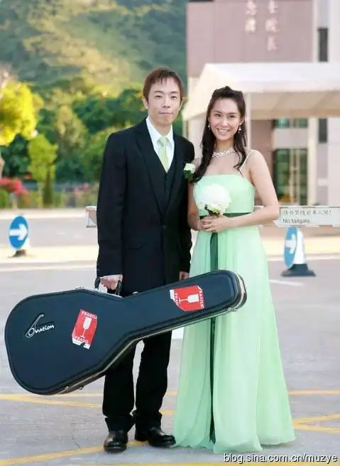 黄贯中透露:信教多年的朱茵,与他拍拖十年,但由于女方坚持禁欲,因此