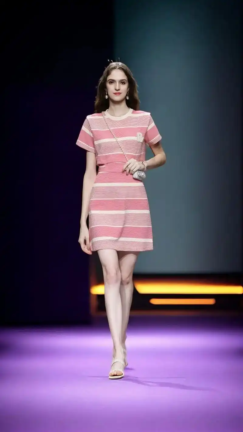 假两件式的设计,使得这款连衣裙在简约中透露出不凡的