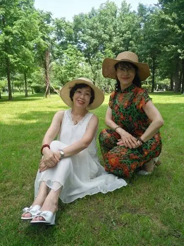 美丽的夏日姐妹三人珍珠公园摆拍美照心情大好