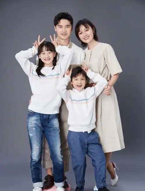 田亮除夕晒全家福一家四口花式摆拍自称复制粘贴组合