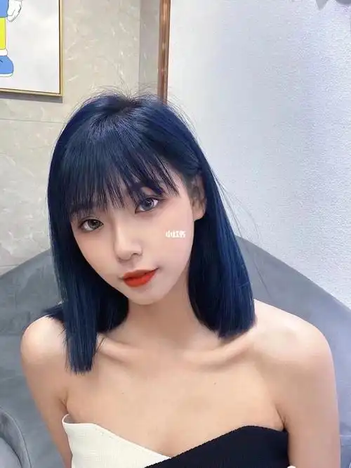 蓝黑色_蓝黑色_简约风_夏天去哪玩_短发_信宜市攻略_挂耳染_穿搭_染发