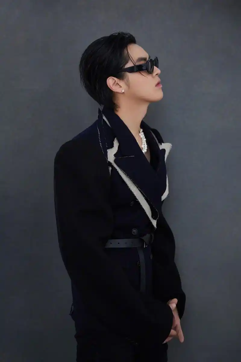 吴亦凡新发型解锁!大背头加一身黑色套装,是点燃全场的歌手凡.