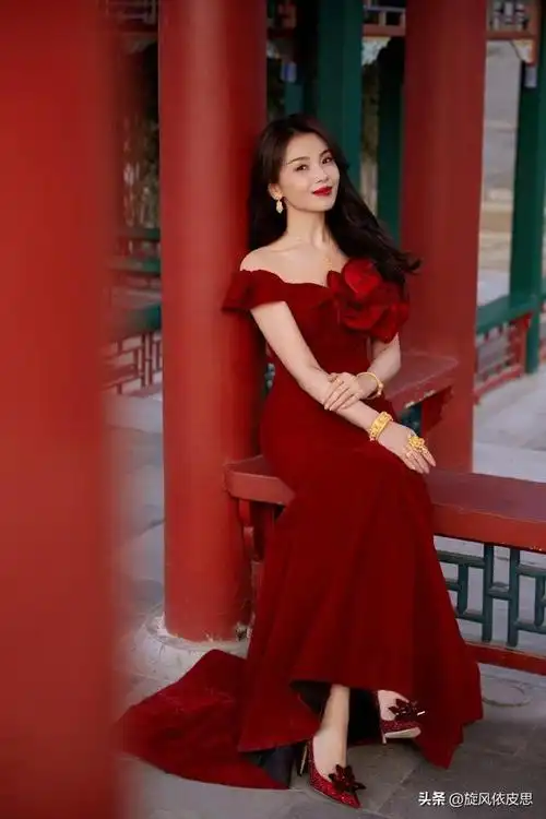 刘涛身穿红色紧身裙