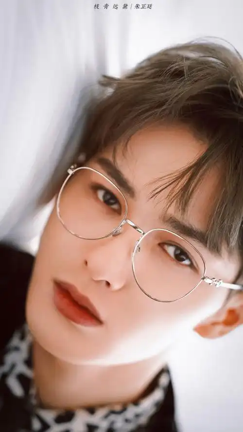 朱正廷超话79金丝眼镜#朱正廷捧花走红毯