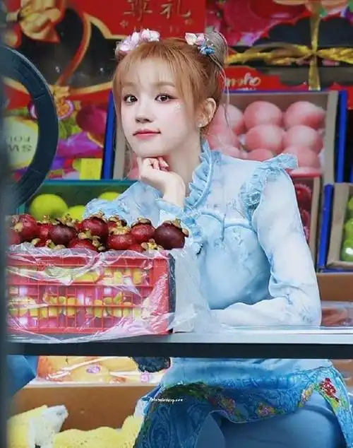 25岁女星宋雨琦上厕所都被围拍,对方几乎全部为男性,网友直呼太窒息