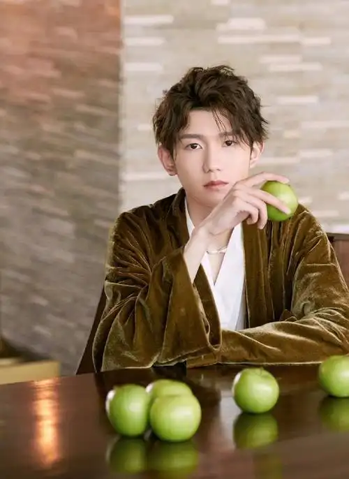 王源宝藏歌手造型棕色绒面外套搭配v领白衫简约中带有韵味