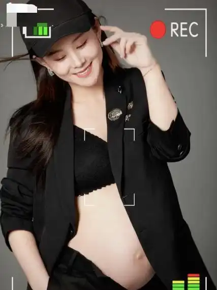 虽然李小萌已经怀孕10个月了,但是所有的人都没有怎么