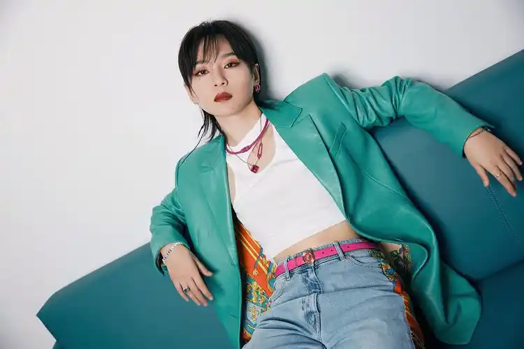 周笔畅上声生不息玩转复古风绿西装白披风花式秀中性魅力