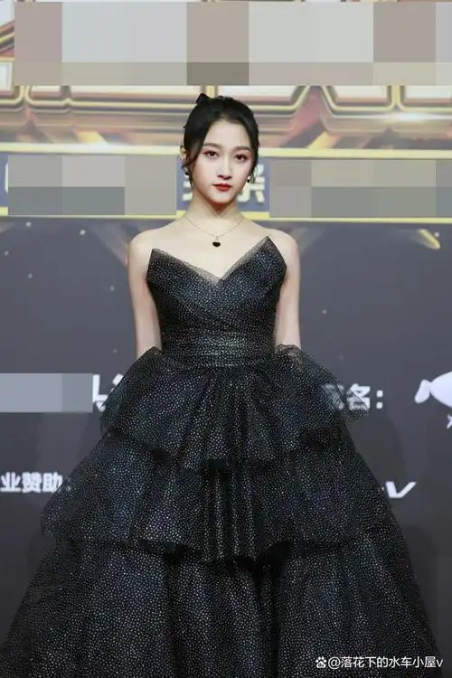 关晓彤亮相戛纳红毯一袭黑色闪钻礼服精致优雅尽显高贵气质