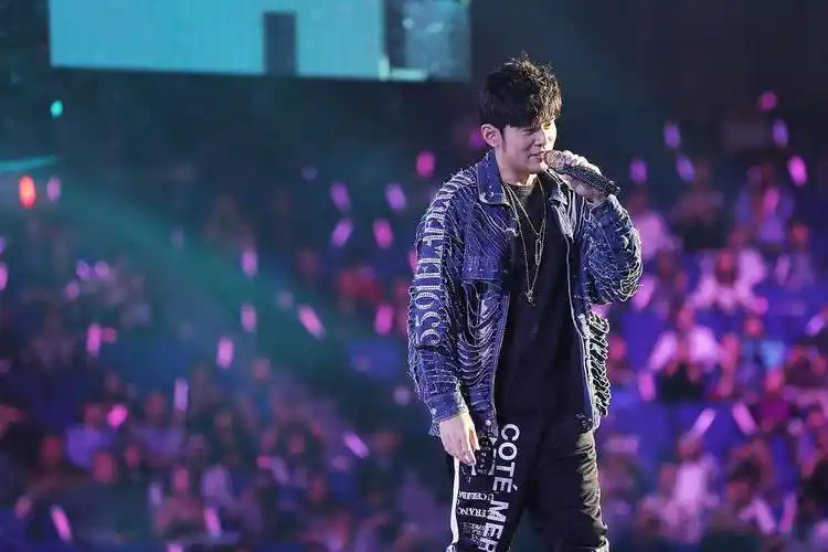 天王巨星周杰伦,演唱会现场突发紧急情况,现场晕倒!_水晶球_舞台_网友