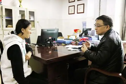 湖北高校思政网恩施职业技术学院校党委书记戴清堂进联系班级访谈交流