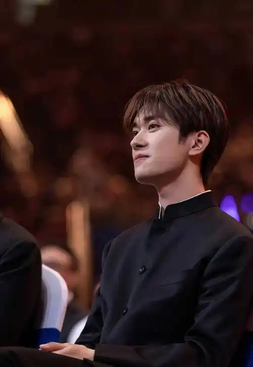 新闻联播镜头下居然出现了易烊千玺,面对镜头着装严肃,一身正气