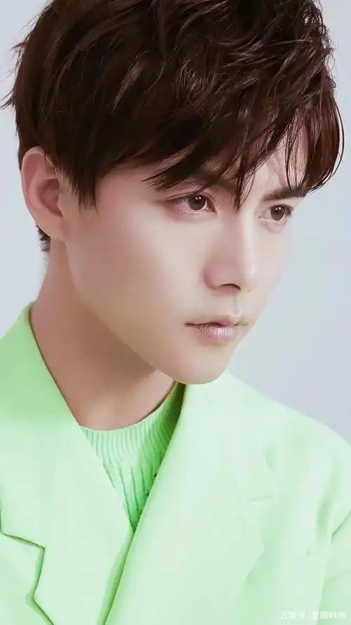 马天宇的私服穿搭很有邻家大男孩的感觉看着文艺又帅气