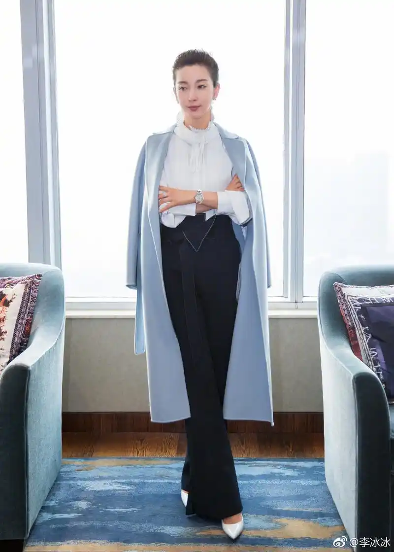 原创李冰冰一袭黑蕾丝裙尽显好身材,网友:就算46岁又怎样,依旧很美