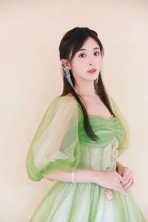 打开凤凰新闻,查看更多高清图片2021年9月21日讯,张含韵参加中央广播