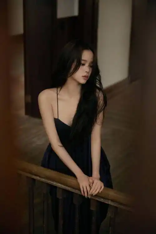 欧阳娜娜穿吊带黑裙大秀事业线!肤白貌美太性感撩人_长裙_黑色_破风