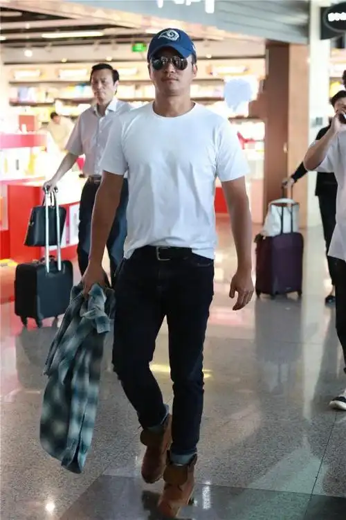 吴京身材不输小鲜肉,简单的白色t恤下难掩发达胸肌,谢楠好眼光