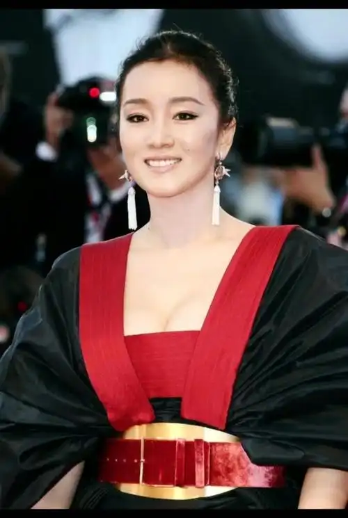 53岁巩俐近照惊人,脸上没有一丝医美上的痕迹