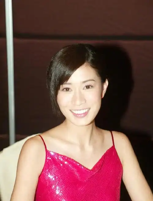 佘诗曼早年旧照曝光,满满胶原蛋白比网红滤镜自然美太多_网易订阅