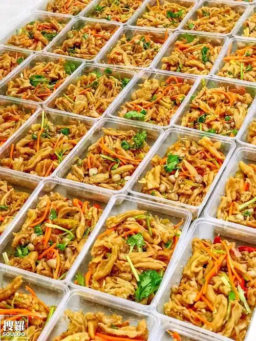 的凉拌特别注重干净卫生,还讲究创新,脆肉皖,鱿鱼须,贡菜都能拌起来