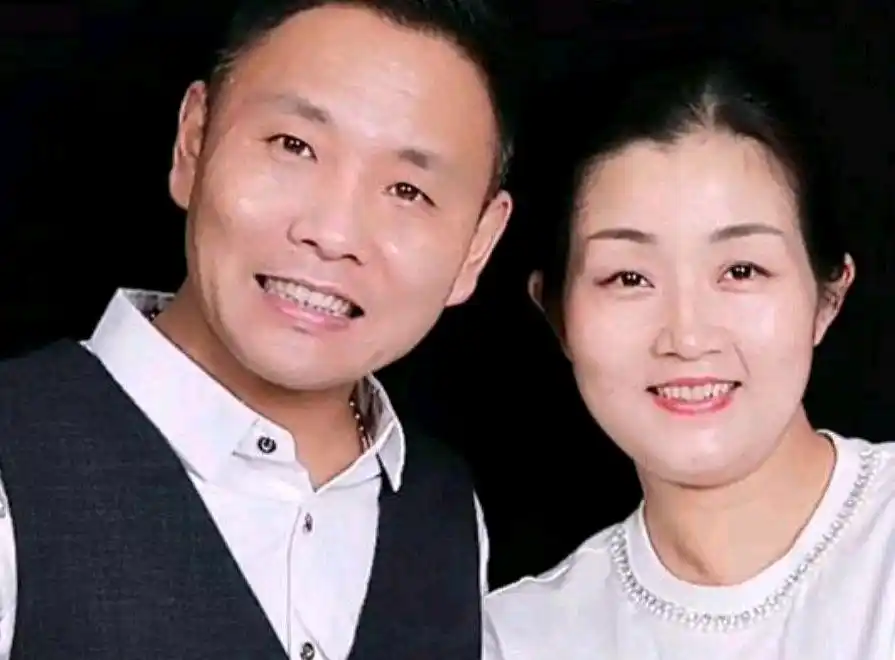 祁隆全家出镜泪洒直播间,唯独乐凡没有现身,疑似两人已经离婚