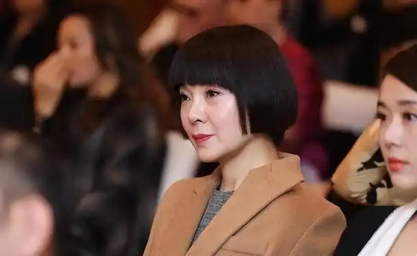 回顾常回家看看陈红上过11次春晚背叛婚姻后隐退如今怎样