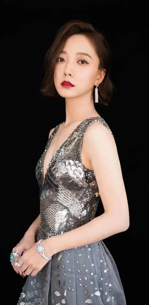 干练时尚的王珞丹,美艳动人,温婉秀丽的写真照!