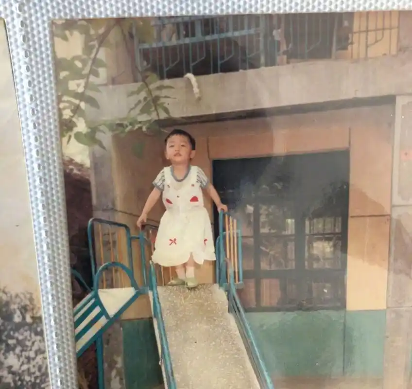 周冬雨整过容?来看看小时候的照片,你就明白了.