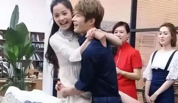 叫一声爸爸上两回热搜这一次欧阳娜娜真是赢麻了