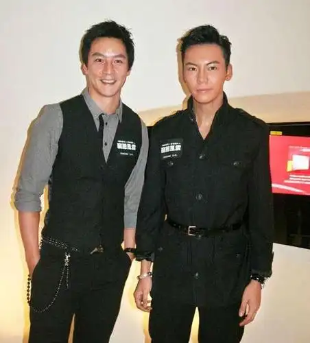 陈伟霆比穿了高跟鞋的郑希怡高了那么一丢丢,而郑欣宜的官方身高为171